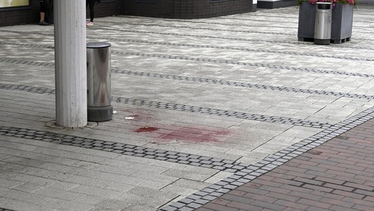 Ataque a faca deixa vários feridos em shopping na Finlândia; responsável foi preso - Segundo comunicado divulgado pela polícia, os feridos estão recebendo primeiros socorros. No entanto, ainda não há detalhes oficiais sobre a extensão dos ferimentos nem sobre o autor do crime.
