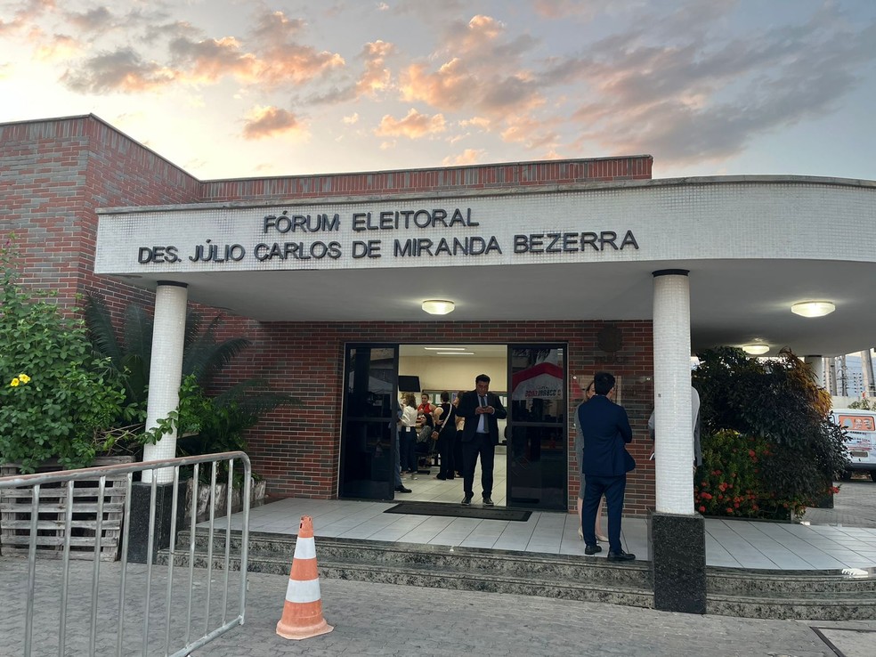 Deputado Moses Rodrigues presta esclarecimentos em sede de Fórum Eleitoral, em Sobral — Foto: Luana Barros/SVM