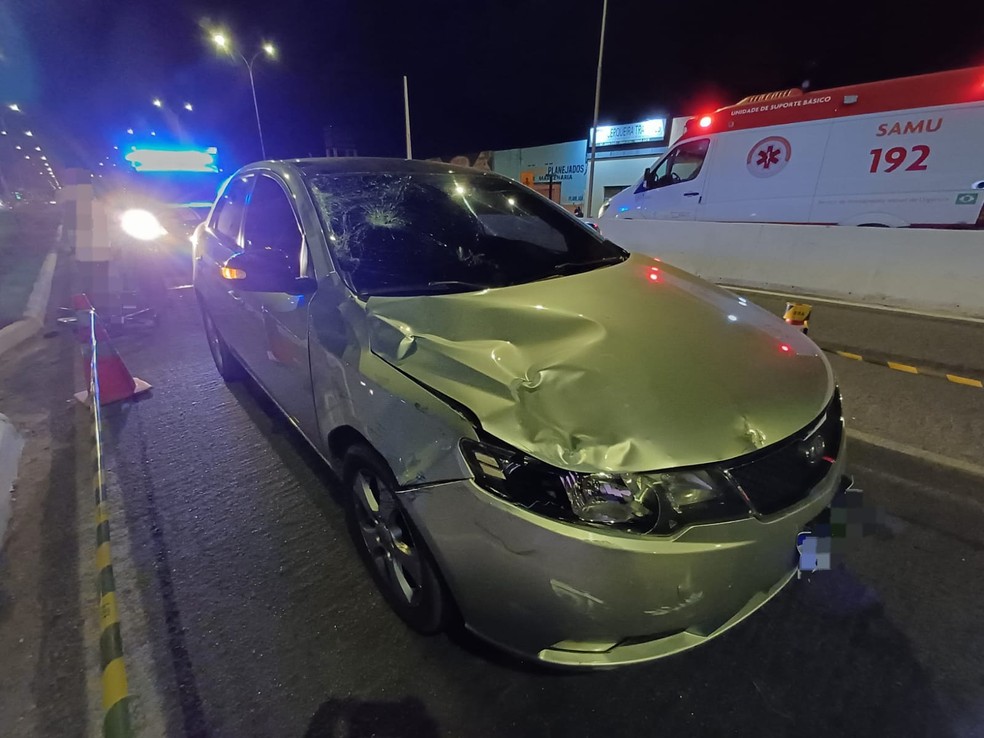 Com o impacto da colisão, carro fica danificado. — Foto: Divulgação/ PRF