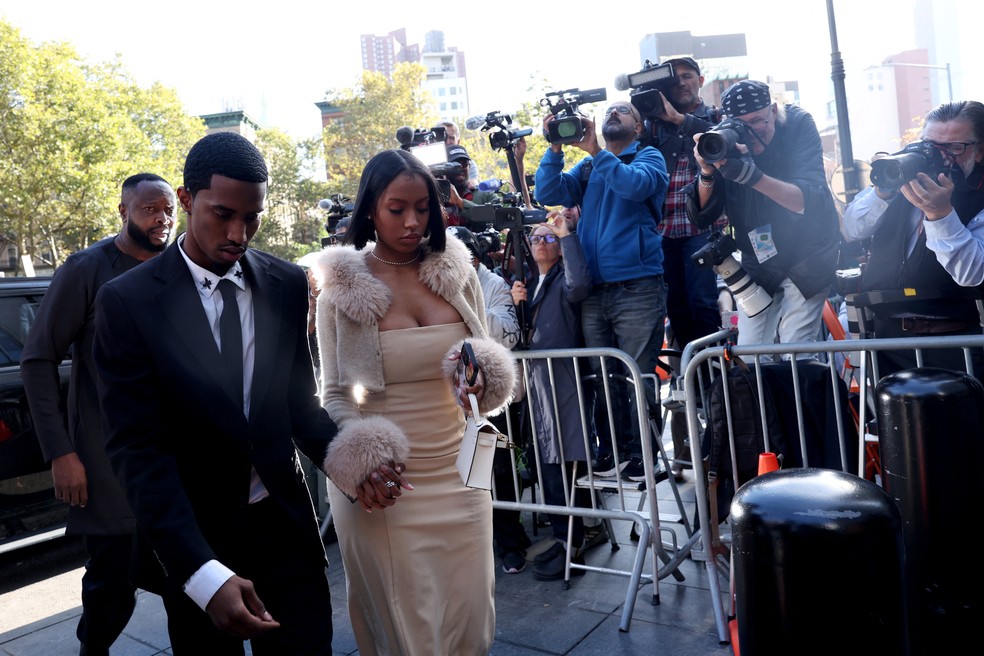 King Combs, filho de Diddy, e Raven Tracy chegam ao tribunal para a audiência de sentença de Sean "Diddy" Combs — Foto: REUTERS/Shannon Stapleton