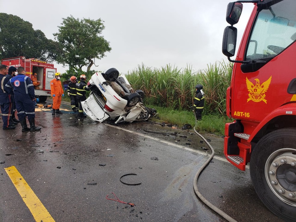 Bombeiros e Samu no resgate de vítima de acidente entre carro e caminhão no Pilar, em AL — Foto: Corpo de Bombeiros de Alagoas