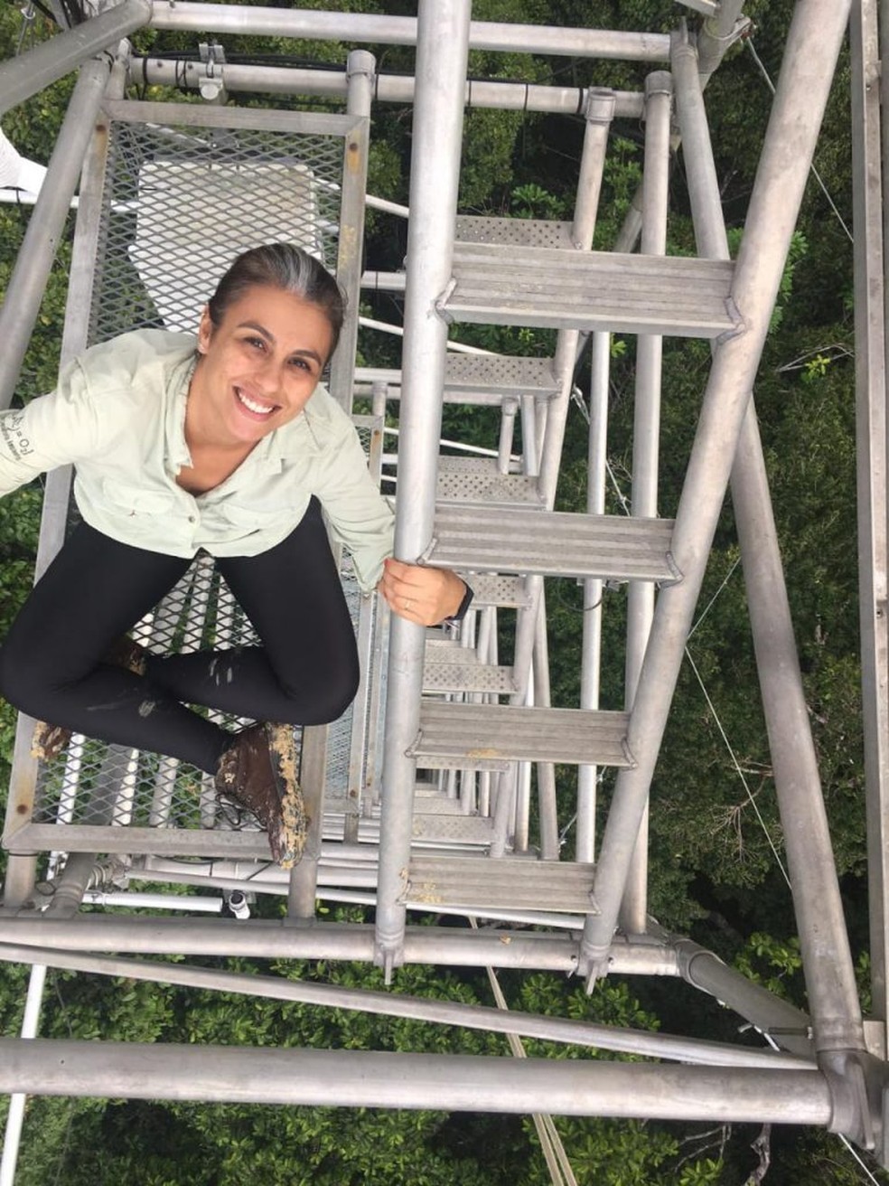 Maíra Padgurschi em uma das torres do experimento AmazonFACE, na Amazônia — Foto: Maíra Padgurschi/AmazonFACE