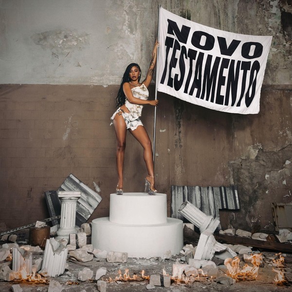 Ajuliacosta ergue bandeira da liberdade feminina em 'Novo testamento', álbum quente que firma a voz altiva da rapper | G1