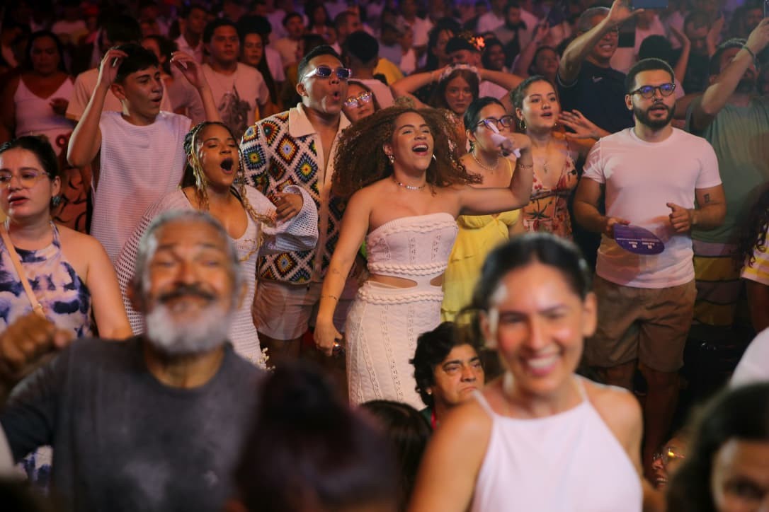 Réveillon 2026 em Fortaleza: segundo dia de festas atrai multidão para o Aterro da Praia de Iracema; veja imagens