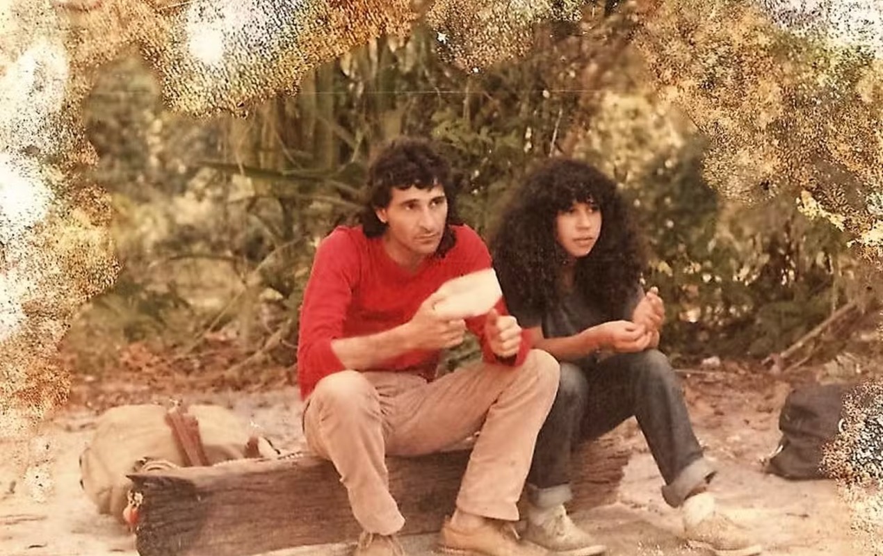 Casal que começou a namorar após protesto na ditadura contra proibição de beijos em locais públicos celebra 45 anos de união