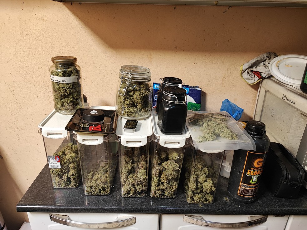 Recipientes contendo substância de maconha em Patos de Minas — Foto: Polícia Militar/Divulgação