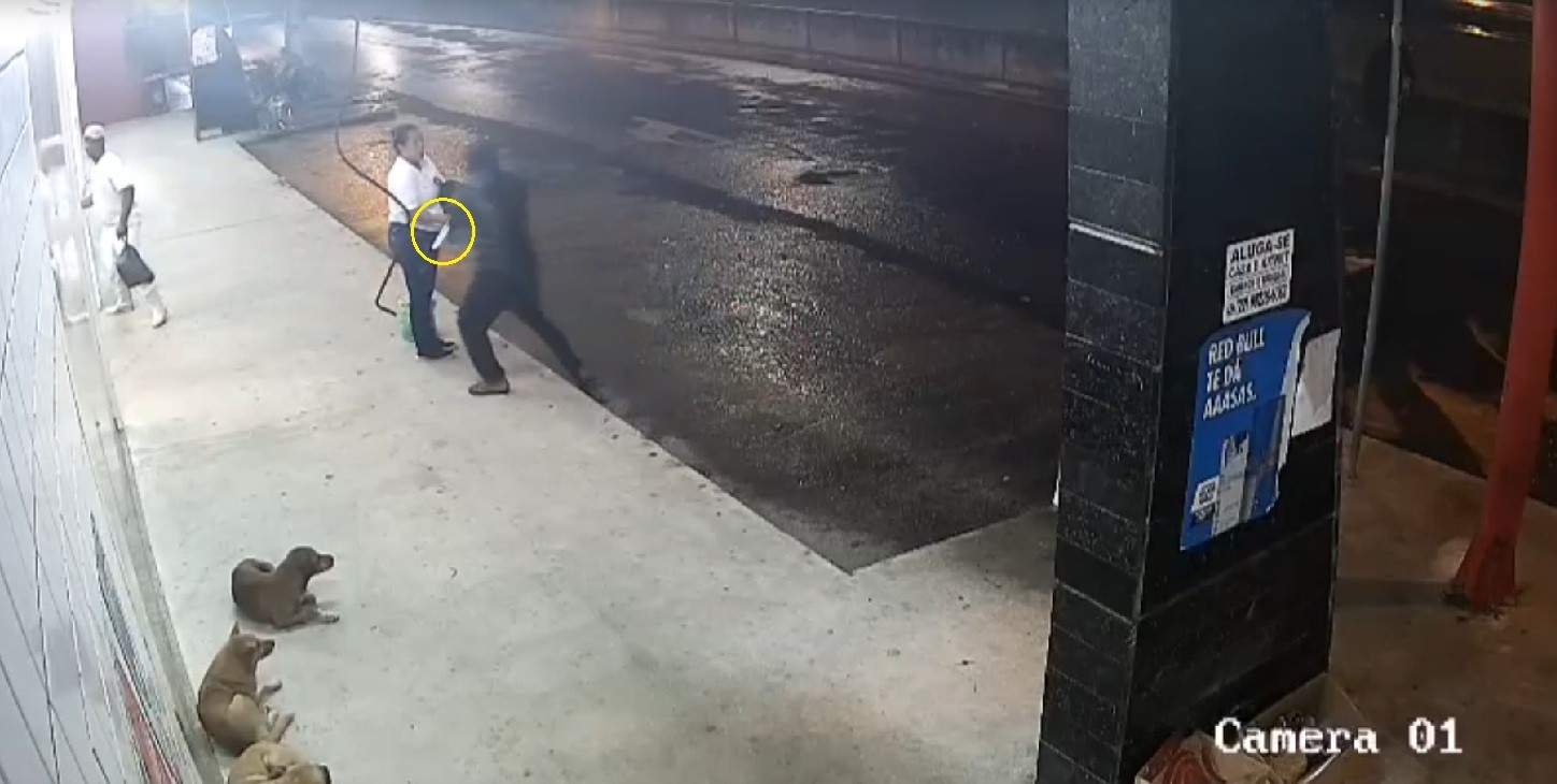 Mulher tem celular roubado por trio com faca em Campos; vídeo