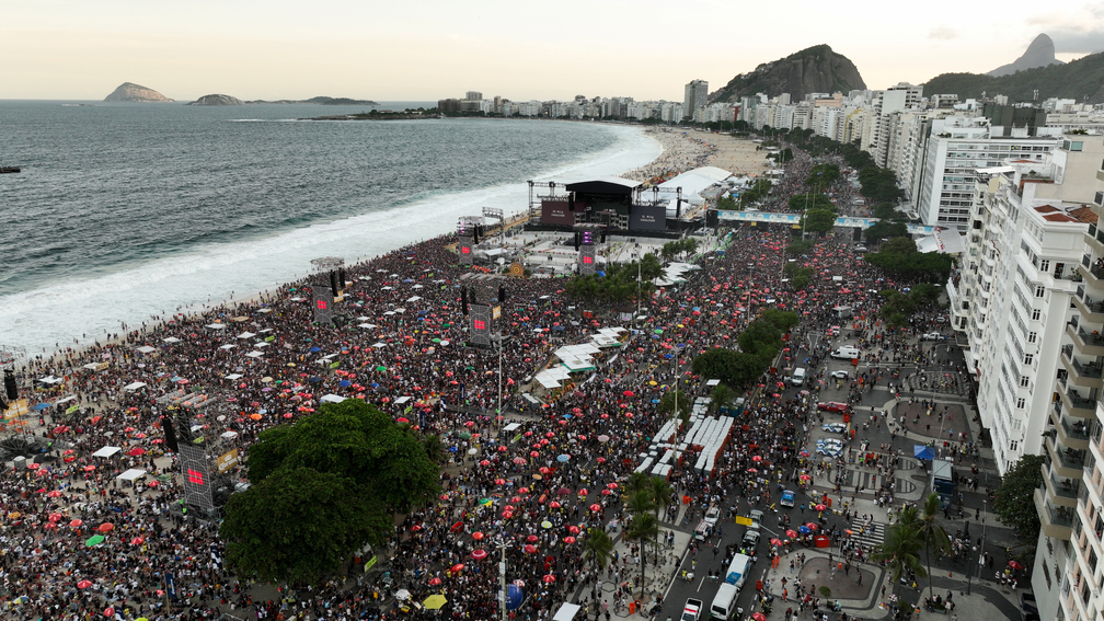 Fãs se reúnem antes do show aberto de Lady Gaga na Praia de Copacabana, no Rio de Janeiro. — Foto: REUTERS/Renato Spyrro