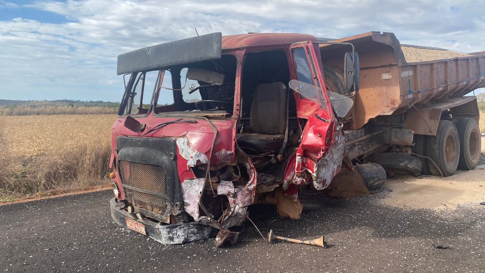 Motorista do caminh&atilde;o saiu ileso &mdash; Foto: Divulga&ccedil;&atilde;o/Bombeiros