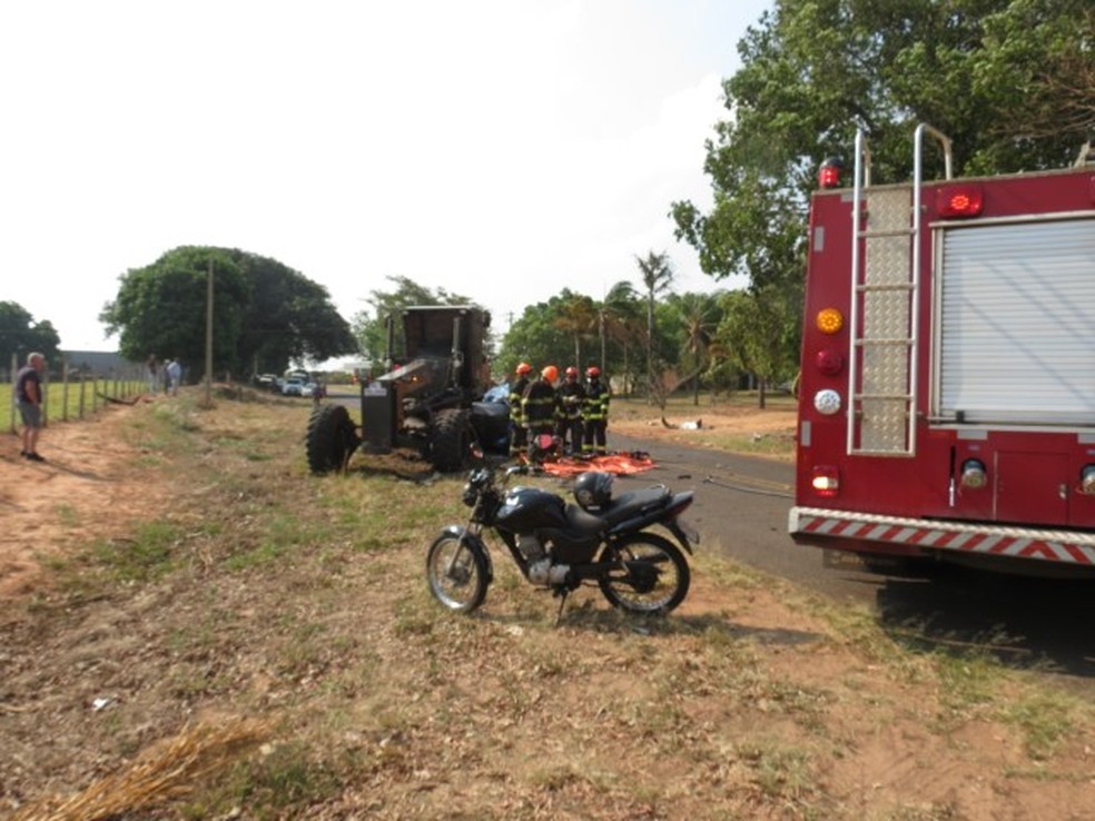 Homem morreu após colisão entre carro e motoniveladora em Dracena (SP) — Foto: Jorge Zanoni