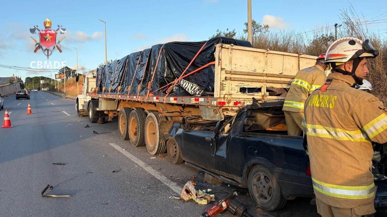 Acidente na Epia Norte: motorista morre após carro bater e ficar preso embaixo de caminhão no DF
