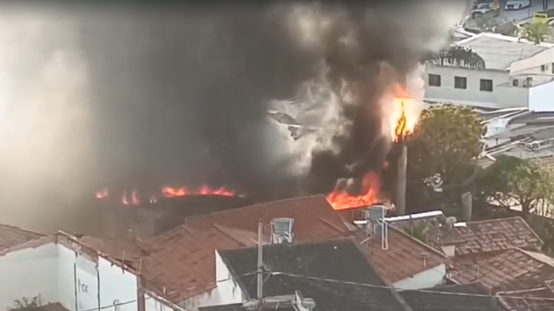 VÍDEO: Incêndio atinge galpão de recicláveis em Patos de Minas