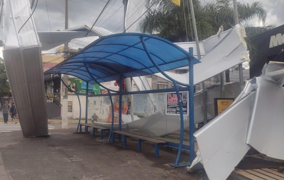 Temporal causou estragos em Gravataí — Foto: Max Correa/RBS TV