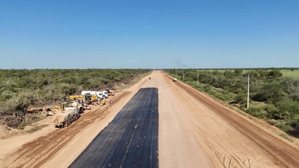 Ùltimo trecho da Rota Bioceânica que ainda estava sem asfalto no Paraguai já recebe imprimante asfáltico — Foto: Toninho Ruiz/Arquivo Pessoal