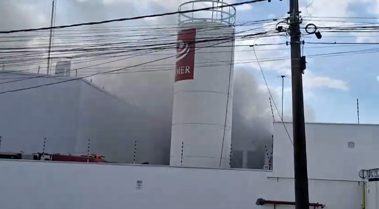 Incêndio atinge empresa e mobiliza 30 bombeiros no interior de SP; niguém ficou ferido