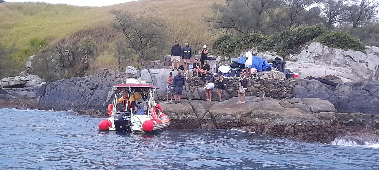 Grupo Fica Preso Em Ilha Após Embarcaça Bater em Pedras em Cabo Frio