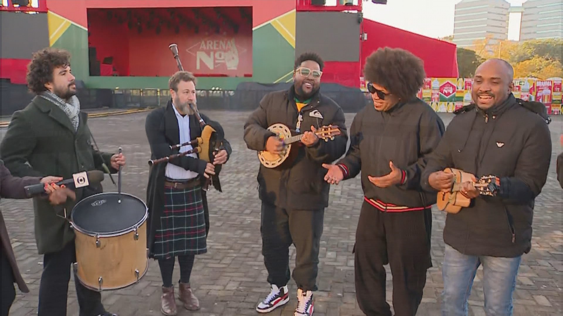 Especialista em música escocesa toca gaita de fole com grupo de pagode, usa 'saia' típica e aposta no Brasil: 'impossível a Escócia ganhar' 