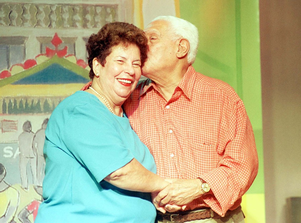 Nana Caymmi com o pai, Dorival, em 2000 — Foto: Tasso Marcelo/Estadão Conteúdo