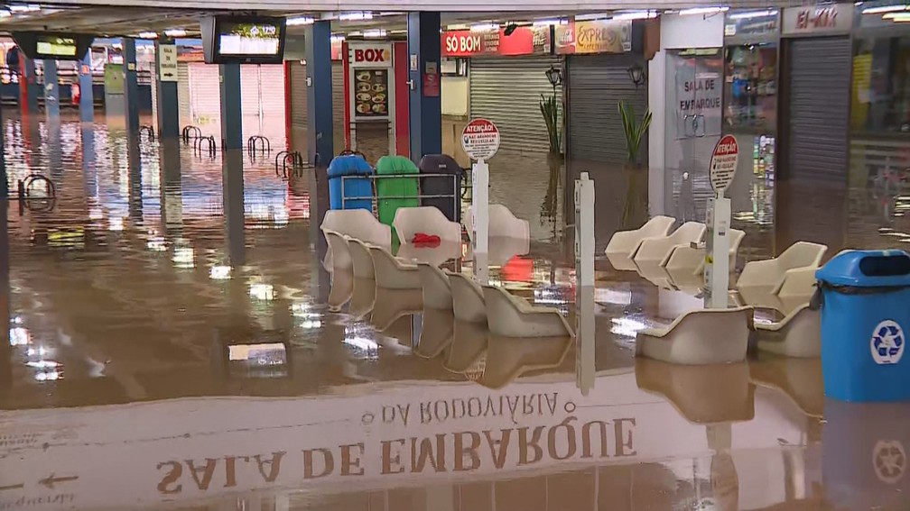 Temporal no RS: estação rodoviária de Porto Alegre alagada — Foto: Reprodução/RBS TV