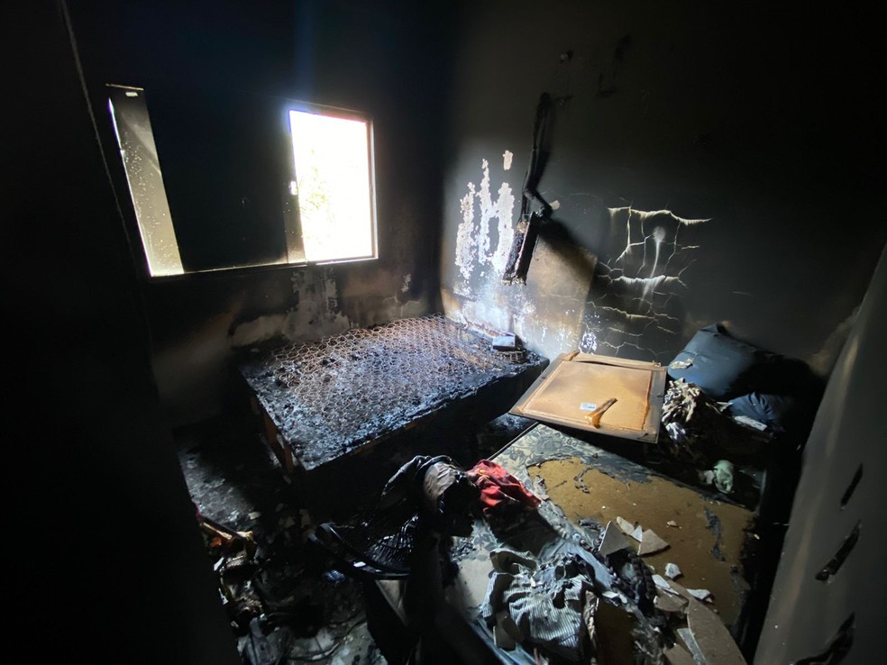 Casa destruída por incêndio criminoso na Grande Natal. — Foto: Pedro Trindade/Inter TV Cabugi