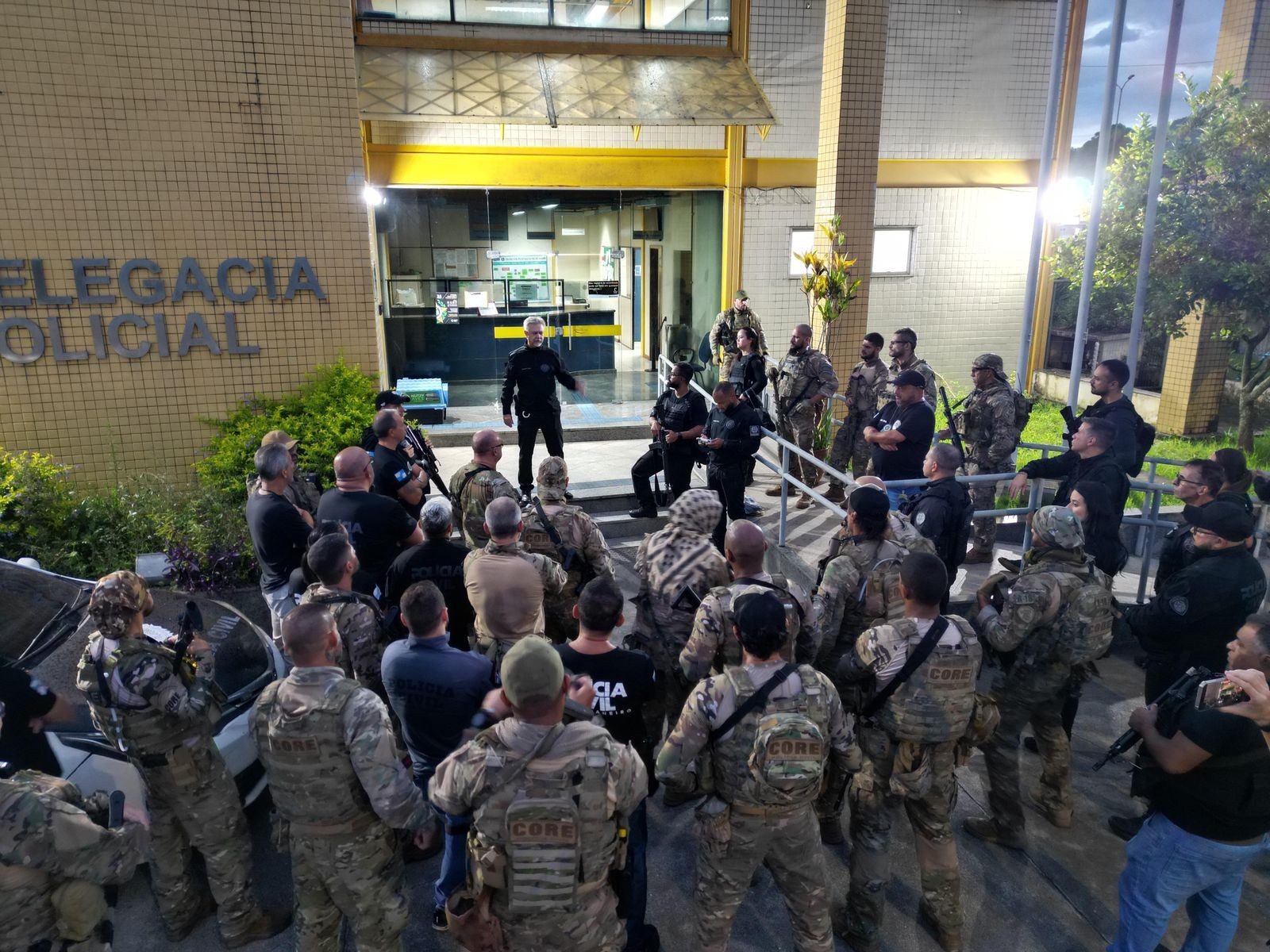 Polícia Civil combate rede clandestina de internet, tráfico e extorsão em Cachoeiras de Macacu