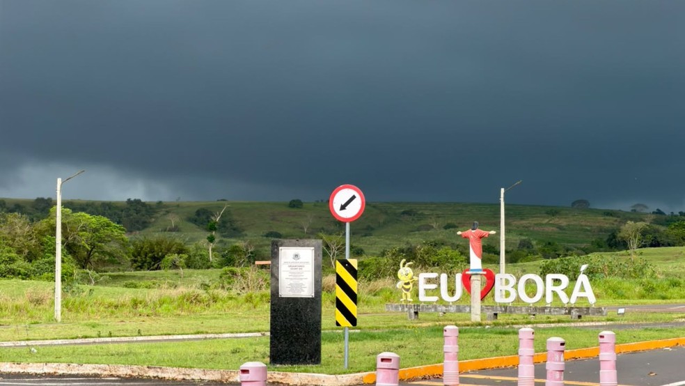2 de 3
Elei&ccedil;&otilde;es 2026: Menor col&eacute;gio eleitoral do pa&iacute;s fica sem energia e urnas funcionam a bateria em Bor&aacute; (SP) &mdash; Foto: TV TEM/Filipe Zampoli