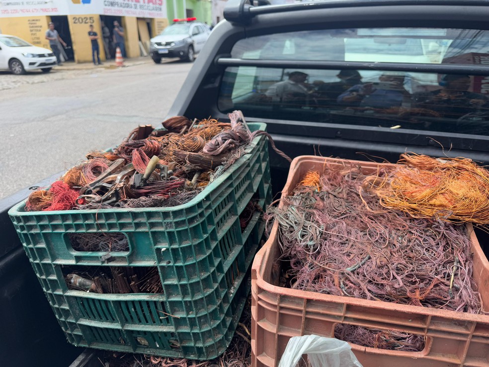 Fios foram apreendidos em operação de combate da PM e da Guarda Municipal — Foto: Sérgio Henrique Santos/Inter TV Cabugi
