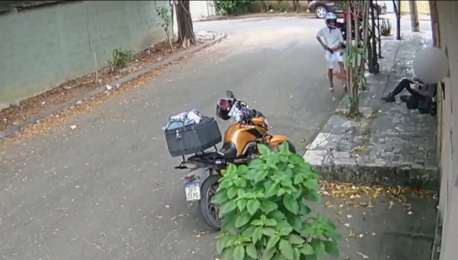 VÍDEO: motoboy tem moto roubada ao parar para comer marmita em Cariacica, ES