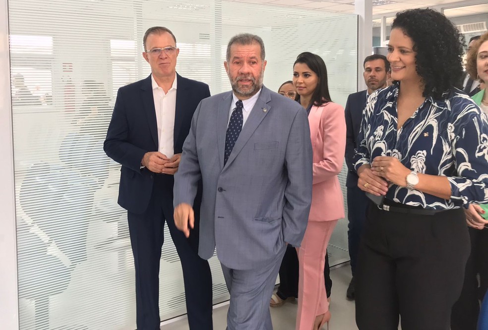Ministro Carlos Lupi esteve em Arujá para a inauguração da agência do INSS da cidade — Foto: Basílio Magno/TV Diário