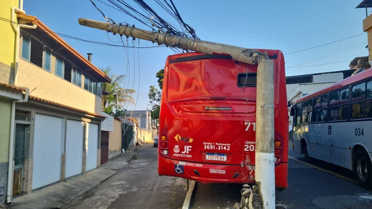 Ônibus do transporte público bate em poste no Bairro Nossa Senhora Aparecida, em Juiz de Fora