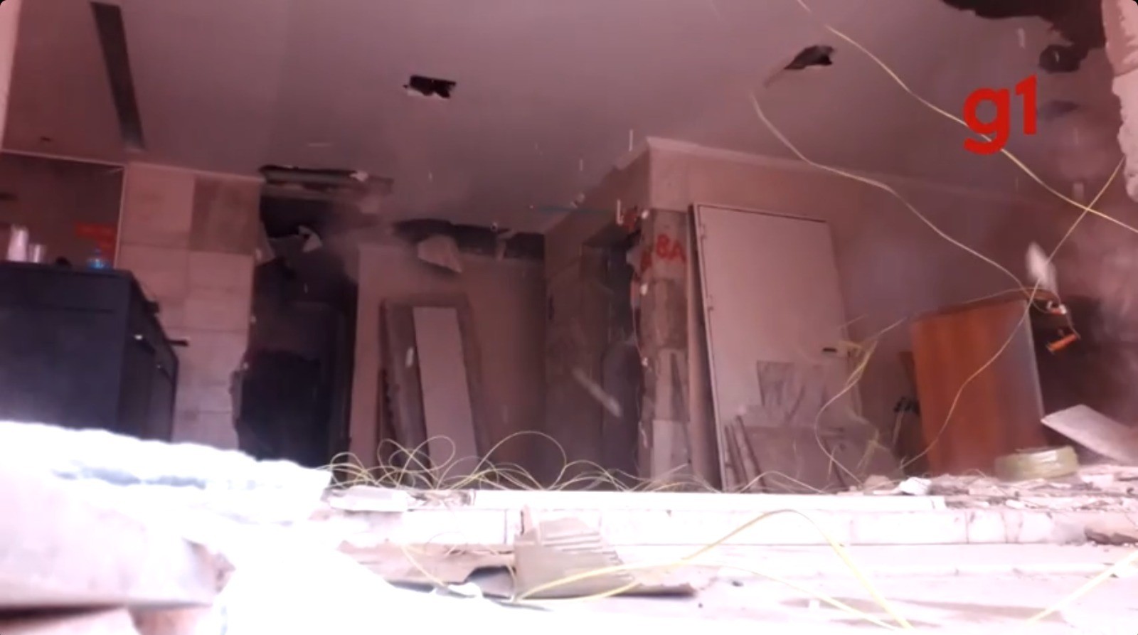 Celular resiste a implosão de antigo hotel e registra toneladas de escombros em São José; assista