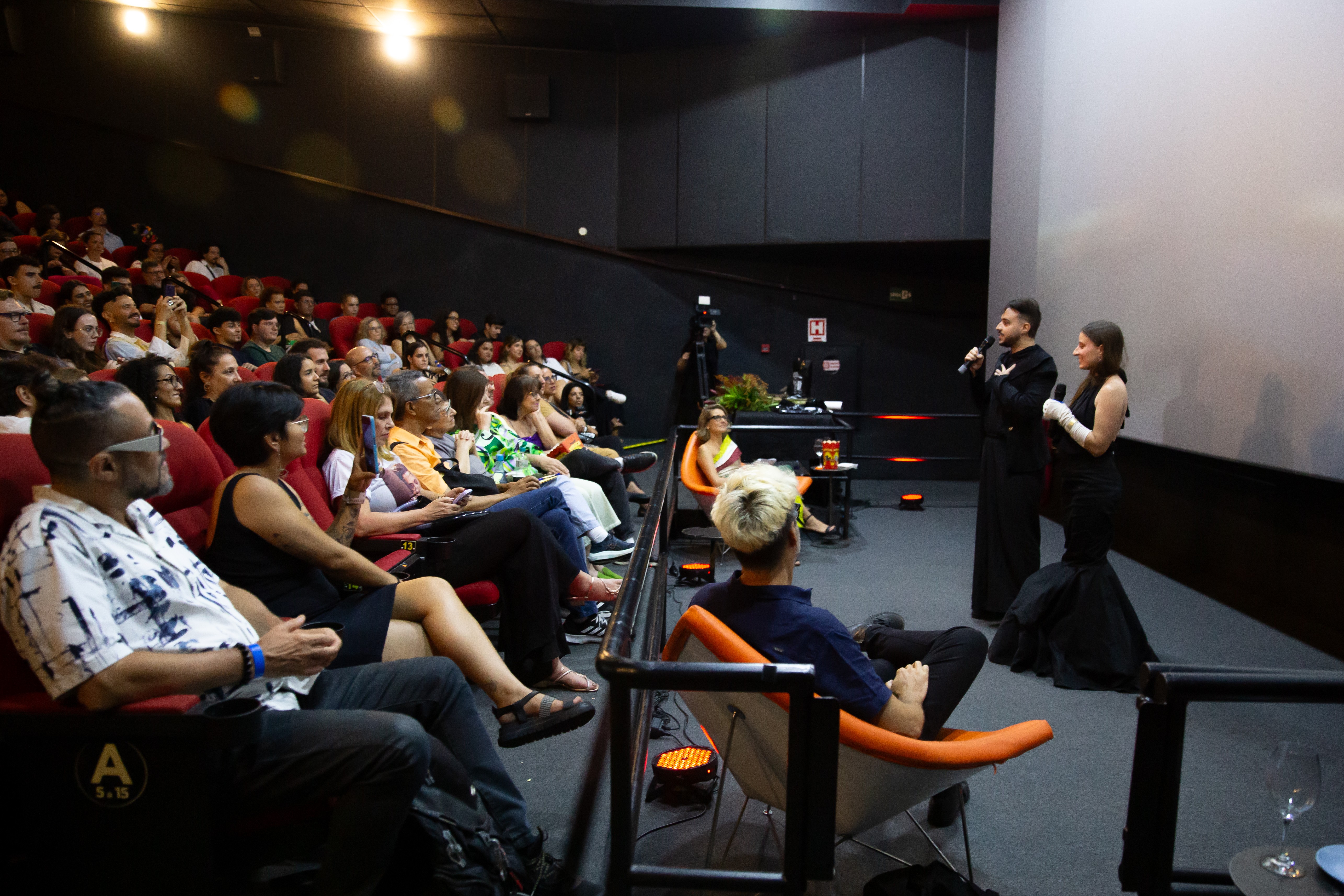 Irmãos cinéfilos do interior de SP e mais de 200 pessoas celebram vitória no Oscar de 'Ainda Estou Aqui' em cinema da capital; vídeo