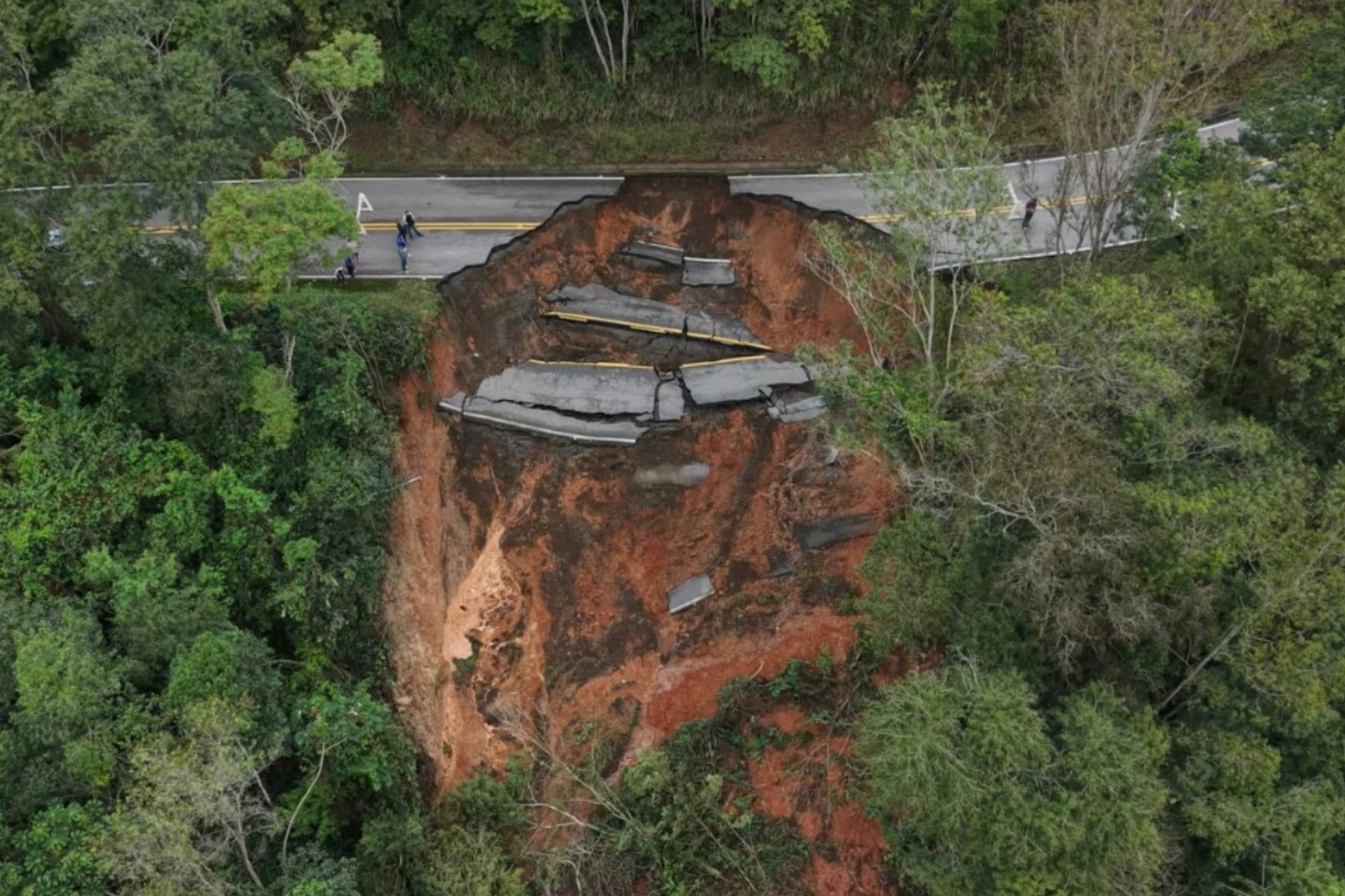 Seis dias de chuva afetam mais de 14 mil pessoas, interditam rodovias e deixam cidade do Paraná praticamente isolada