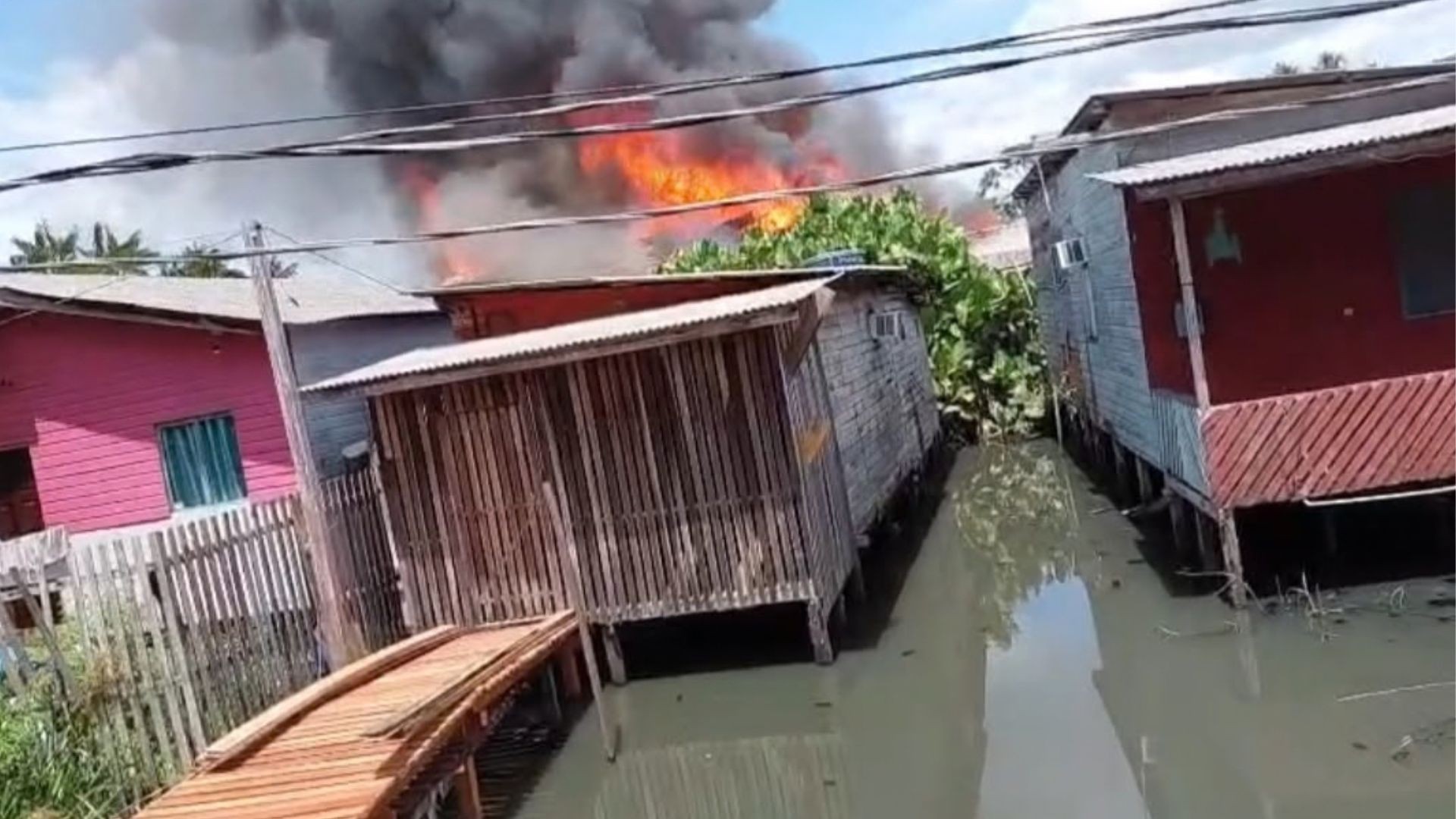 VÍDEO: incêndio atinge área de ressaca no bairro Paraíso, em Santana 