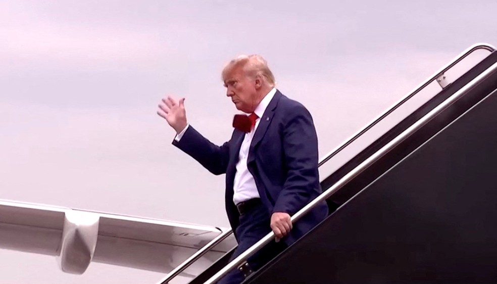 Trump chega a Washington para se apresentar à Justiça dos EUA após se tornar réu pela 3ª vez, agora em processo por tentar mudar o resultado da eleição. — Foto: Reuters