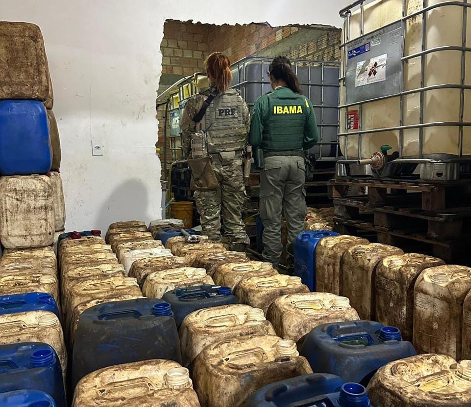 PRF apreende mais de 3 mil litros de combustível em depósito clandestino, em Boa Vista