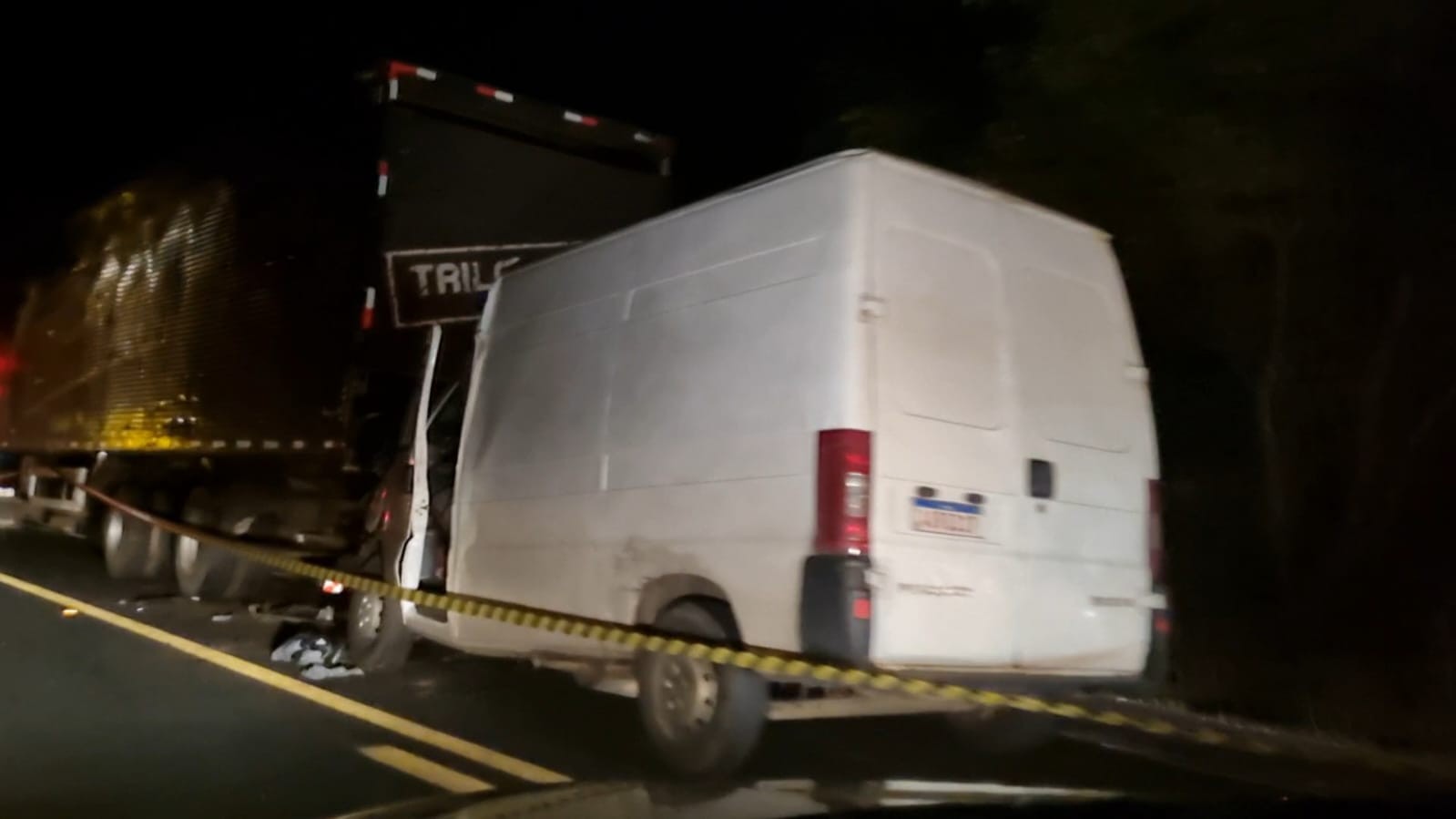 Van bate em traseira de caminhão na BR-135 e duas pessoas morrem
