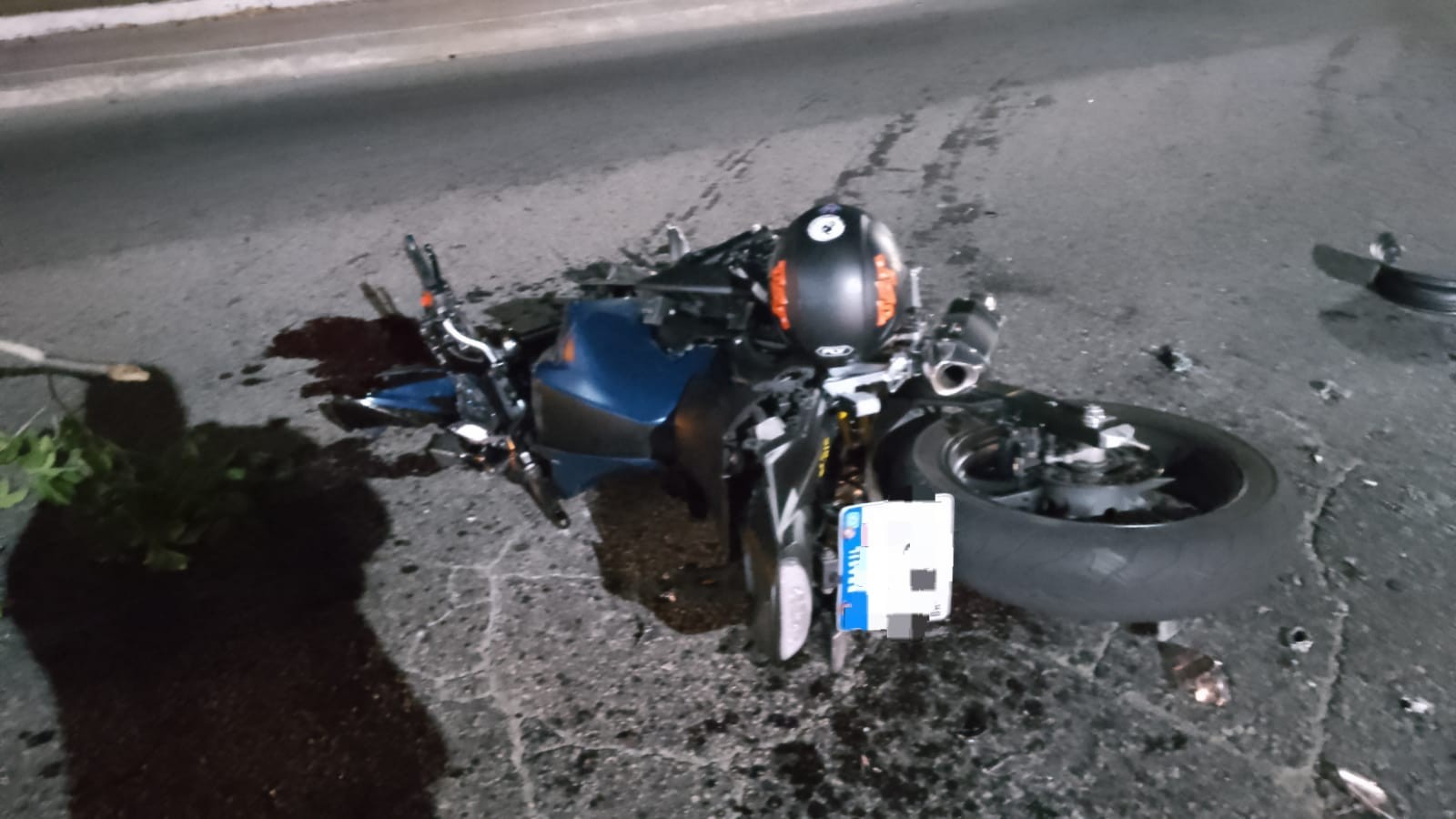 Acidente entre carro e moto deixa homem ferido em Volta Redonda