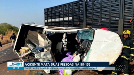 Duas pessoas morrem após caminhonete bater em carreta na BR-153