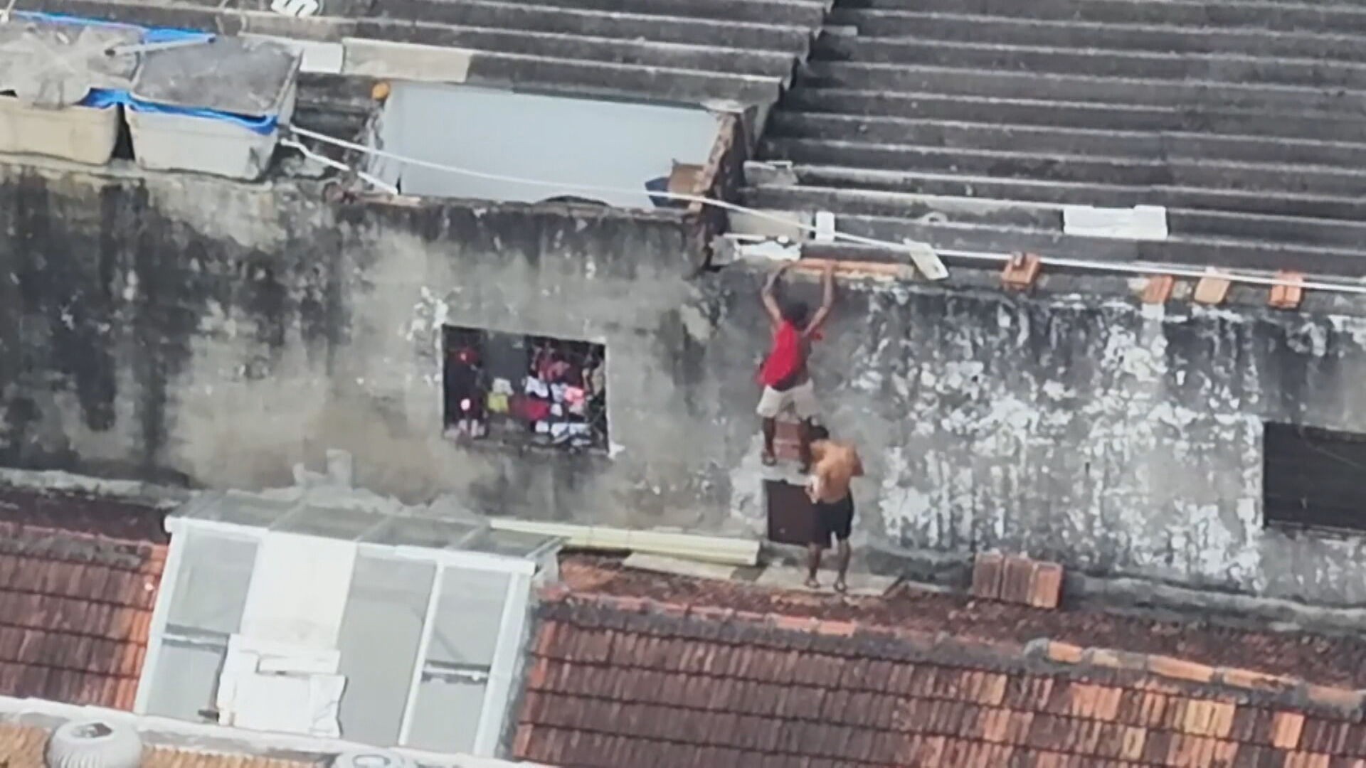 VÍDEO: drone da polícia flagra fuga pelo telhado durante operação contra o tráfico no Centro; 5 são presos