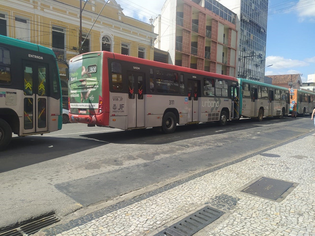 Trabalhadores do transporte público realizam passeata no Centro de Juiz de Fora 