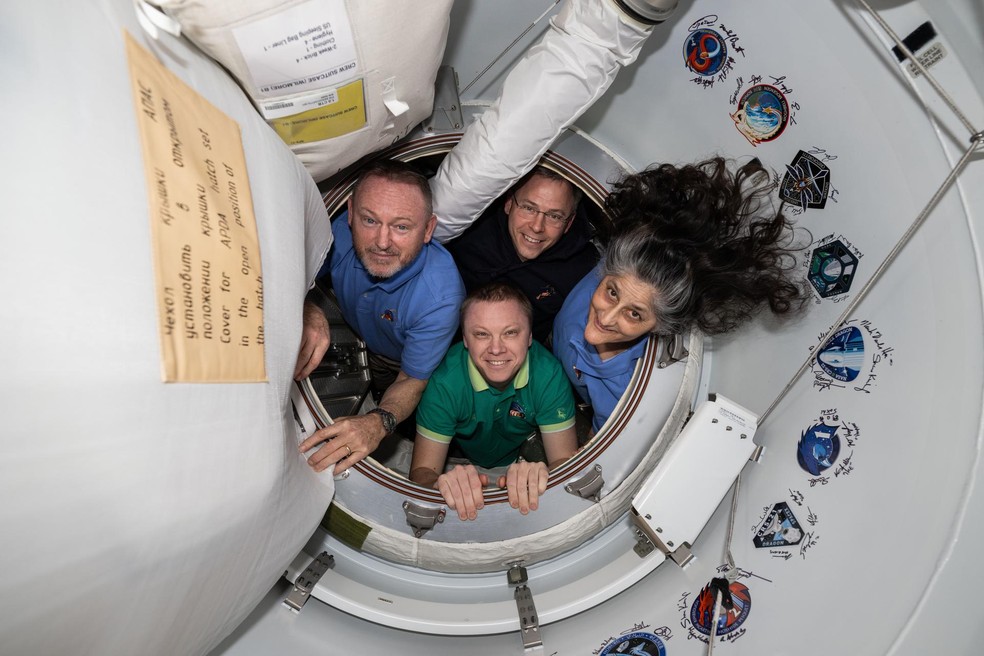 Os astronautas da Crew-9 posam na Estação Espacial Internacional. À esquerda, Butch Wilmore e Suni Williams, que estão há nove meses no espaço. Com eles, Nick Hague e o cosmonauta Aleksandr Gorbunov. — Foto: Nasa