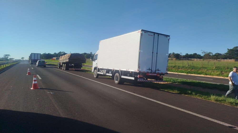 Birigui - SP: Motociclista morre ao passar por cima de retrovisor em rodovia, cair no asfalto e ser atropelado