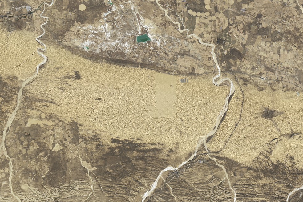 Imagem de satélite de 20 de dezembro de 2017 mostra a mesma região do deserto de Kubuqi, sem os painéis solares. — Foto: Nasa