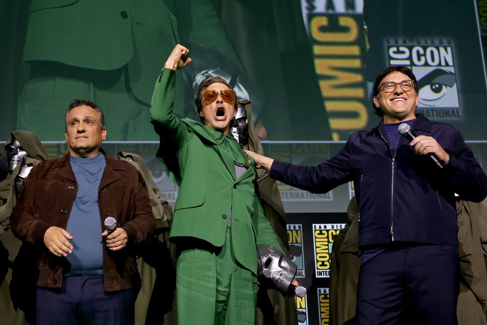 Joe Russo, Robert Downey Jr. e Anthony Russo em apresentação da Marvel na Comic Con 2024 — Foto: Jesse Grant/Getty Images for Disney