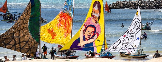 Pinturas em jangadas da exposição Aquavelas no mar de Fortaleza. — Foto: Thiago Gadelha/SVM