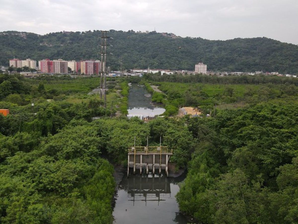 Estação elevatória contra enchentes começa a ser construída na entrada de Santos; entenda