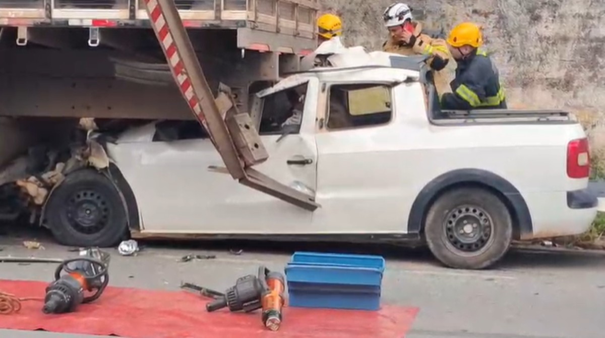 VÍDEO: Caminhonete é 'engolida' ao bater em traseira de caminhão estacionado em Divinópolis