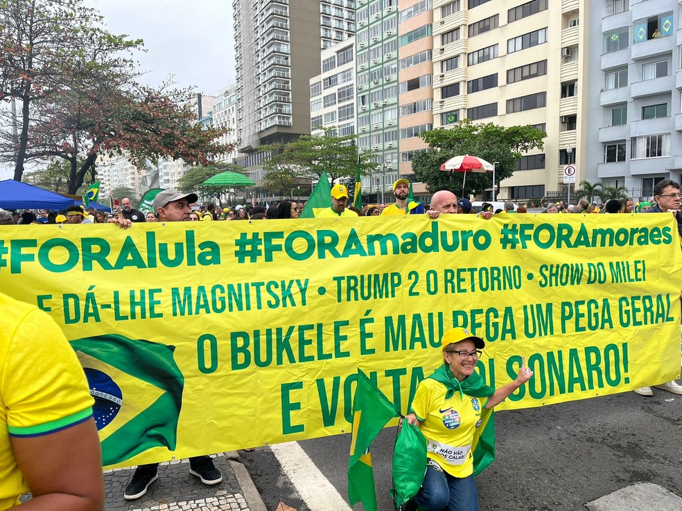 Manifestação reúne grupos de direita em Copacabana — Foto: Leslie Leitão/TV Globo