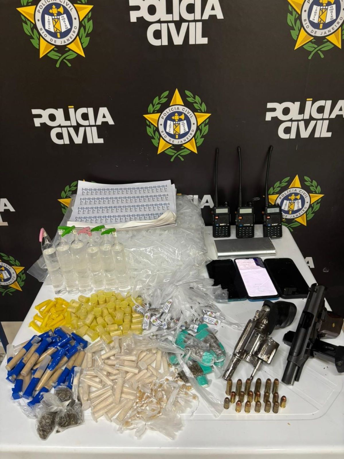Dois homens são presos e adolescente apreendido com drogas e armas em Barra Mansa
